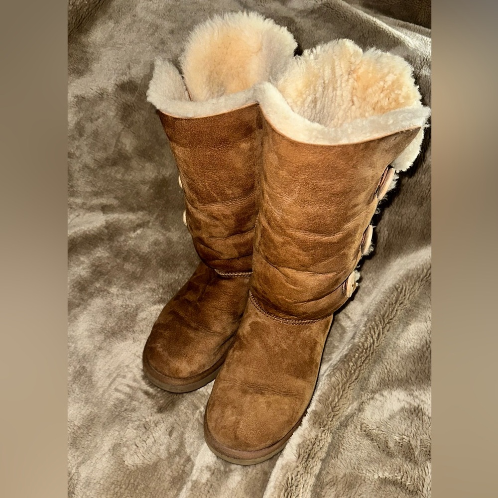 Ugg Bailey Button - image 1